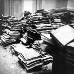 Asciugatura di libri alluvionati nella sala di lettura della BNCF