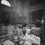 Movimentazione di libri alluvionati nella sala di distribuzione della BNCF