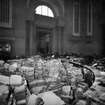 Movimentazione di libri alluvionati nella sala di distribuzione della BNCF