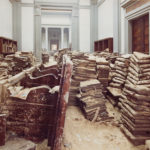 Asciugatura di libri alluvionati nella sala di lettura della BNCF